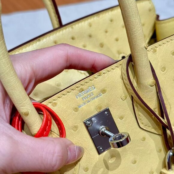 Classic Hermes Bag: A Stylish and Versatile Choice for Elegance - Picture 4 of 7